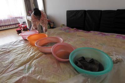 会宁楼上漏水，住户失联，小区没物管，业主维权难！律师来支招……